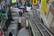 Hong Kong yürüyen merdiven sistemi şehrin dik caddelerinden 135 metre yükseliyor.