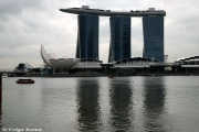 2561 odalı Marina Bay Sands oteli 2010 yılında açılmış