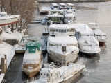 Donmaya başlayan Dinyeper Nehri gemileri de oldukları yere kış boyunca sabitliyor.