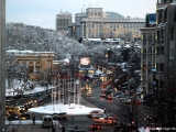 Kiev\'in şık caddeleri kar yağışına kolay kolay teslim olmuyor.