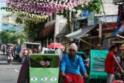 Manila'da renkli bir sokak ve bir triportör.