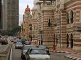Kuala Lumpur'un caddelerini renkli binalar süslüyor