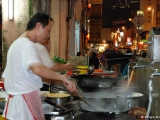 Leziz Çin yemeklerini hazırlamak için Wok isimli çukur tavalar kullanılıyor.