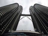 Petronas Kuleleri 1999 yılında hizmet vermeye başlamış.