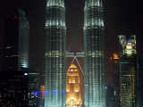 Petronas Kuleleri'ni gece izlemek de son derece etkileyici.