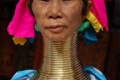 Tayland'a Burma'dan göçen Kayan kadınları boyunlarına taktıkları halkalarla dikkat çekiyor.