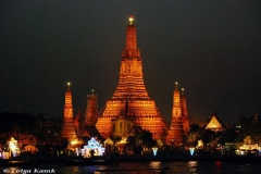 Wat Arun (Şafak Tapınağı) muhteşem bir gün batımına sahne oluyor