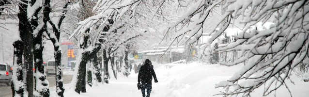 Yoğun kar yağışı altında her sabah işe yetişmek Kievlilerin oldukça alışık olduğu bir durum.